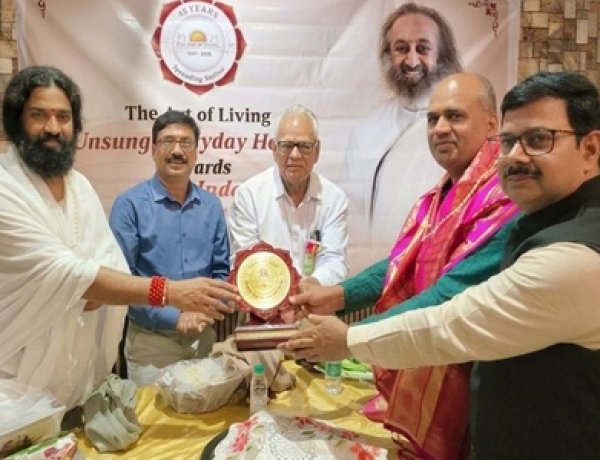 NEWS : उज्जैन में अनसंग एवरीडे हीरोज अवॉर्ड समारोह संपन्न, नीमच के कमलाशंकर विश्वकर्मा हुए सम्मानित, सांस्कृतिक प्रस्तुतियों ने बांधा समां, इस कार्यक्रम में आर्ट ऑफ लिविंग की रही अहम भूमिका, पढ़े खबर