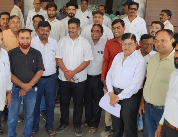 BIG NEWS : उपपंजीयक कार्यालय हटाने की तैयारी पर फूटा विरोध”, “नीमच में सर्विस प्रोवाइडर और पंजीयन अधिवक्ता संघ ने कलेक्टर को सौंपा ज्ञापन, बोले— तहसील कार्यालय में शिफ्ट हुआ दफ्तर तो बढ़ेंगी परेशानियां, पढ़े खबर