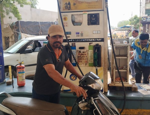 BIG NEWS: ईंधन की मार या मिलावट का खेल? नीमच के पेट्रोल पंप पर हंगामा, खराब पेट्रोल से गाड़ियां हुई पस्त,पढ़े खबर