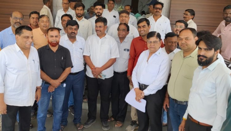 BIG NEWS : उपपंजीयक कार्यालय हटाने की तैयारी पर फूटा विरोध”, “नीमच में सर्विस प्रोवाइडर और पंजीयन अधिवक्ता संघ ने कलेक्टर को सौंपा ज्ञापन, बोले— तहसील कार्यालय में शिफ्ट हुआ दफ्तर तो बढ़ेंगी परेशानियां, पढ़े खबर
