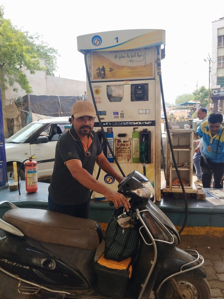 BIG NEWS: ईंधन की मार या मिलावट का खेल? नीमच के पेट्रोल पंप पर हंगामा, खराब पेट्रोल से गाड़ियां हुई पस्त,पढ़े खबर