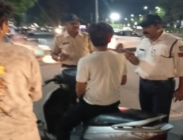 BIG NEWS : पुलिस कप्तान राजेश व्यास के निर्देश, और नीमच में अलर्ट हुई यातायात पुलिस, नाबालिग वाहन चालकों पर की ताबड़तोड़ कार्यवाही, चालान बनाने के साथ दी समझाइश, पढ़े खबर