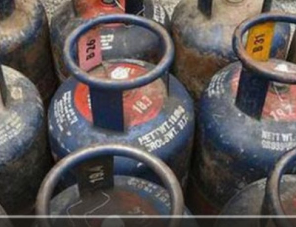 BIG NEWS: "आखिरकार टूट गया पाबंदी का ताला! केंद्र सरकार के बड़े फैसले से कॉमर्शियल LPG सिलेंडर की सप्लाई बहाल, होटल-रेस्टोरेंट और शादी उद्योग में खुशी की लहर", पढ़े खबर