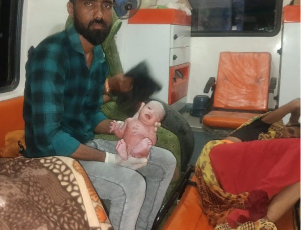BREAKING NEWS: उदयपुर रेफर हुई गर्भवती, रास्ते में उठा प्रसव पीड़ा का असहनीय दर्द... हाईवे किनारे 108 एंबुलेंस बनी ऑपरेशन थिएटर, ईएमटी और पायलट की सूझबूझ से गूंजी नवजात की किलकारी, जच्चा-बच्चा दोनों सुरक्षित, पढ़े खबर