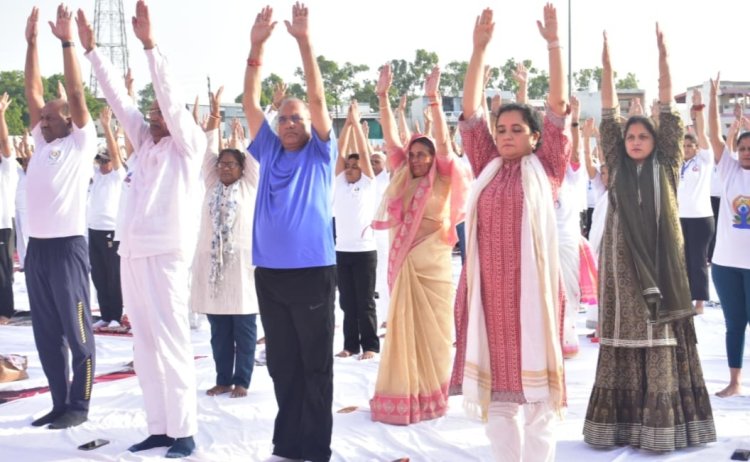 BIG NEWS: योग से स्वस्थ तन, शांत मन और सशक्त आत्मा का संदेश: विश्व योग दिवस पर मंदसौर में उमड़ा जनसैलाब, सांसद सुधीर गुप्ता बोले— योग ही जीवन संतुलन का सबसे बड़ा आधार, पढ़े खबर