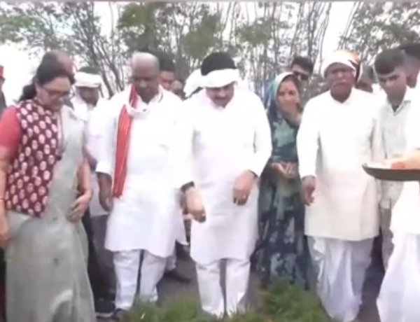 BREAKING NEWS: मुख्यमंत्री खुद उतरे धान के खेत में... किसानों के साथ रोपी फसल, खेत में बैठकर किया भोजन, आत्मीय संवाद से जीत लिया अन्नदाताओं का दिल, पढ़े खबर