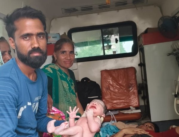 BREAKING NEWS: चलती एंबुलेंस बनी ऑपरेशन थिएटर! दलोदा चौराहे के पास 108 टीम ने कराई सुरक्षित डिलीवरी, जच्चा-बच्चा दोनों स्वस्थ, पढ़े खबर