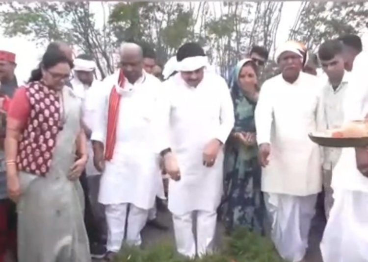 BREAKING NEWS: मुख्यमंत्री खुद उतरे धान के खेत में... किसानों के साथ रोपी फसल, खेत में बैठकर किया भोजन, आत्मीय संवाद से जीत लिया अन्नदाताओं का दिल, पढ़े खबर