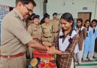 BREAKING NEWS: ‘सृजन संवाद’ में राखी का धागा बना सुरक्षा का वादा, नीमच SP राजेश व्यास की मौजूदगी में छात्राओं ने बांधा रक्षासूत्र, बोले—हर वक्त बेटियों के साथ खड़ी है पुलिस, पढ़े खबर