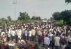 BIG NEWS: एक टक्कर… एक मौत और फिर सड़क पर उतर आया गुस्सा! युवक की मौत के बाद शव लेकर हाईवे पर पहुंचे परिजन, 25 लाख और नौकरी की मांग से गरमाया रामपुरा, पढ़े खबर