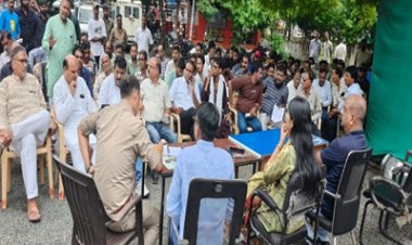 NEWS: मोहर्रम समेत आगामी त्योहारों को लेकर प्रशासन सतर्क, मनासा थाना परिसर में शांति समिति की बैठक; भाईचारा और कानून व्यवस्था बनाए रखने का लिया संकल्प, पढ़े खबर