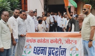 BIG NEWS: रसोई गैस के बढ़ते दामों पर जीरन में कांग्रेस का हल्लाबोल, सड़क पर उतरे कार्यकर्ता, सिलेंडर को माला पहनाकर जताया आक्रोश, पढ़े खबर