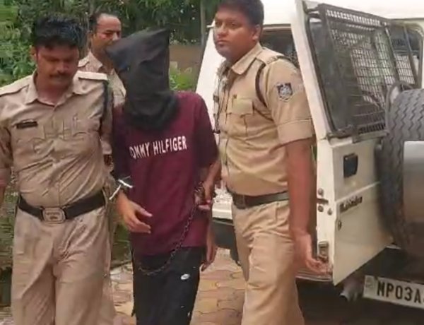 BIG NEWS: स्नेपचैट पर दोस्ती, होटल की कहानी और ब्लैकमेल का खेल... आखिर कौन था ‘होटल वाला’? मंदसौर पुलिस ने 15 लाख के सोने के साथ खोला बड़ा राज, पढ़े खबर