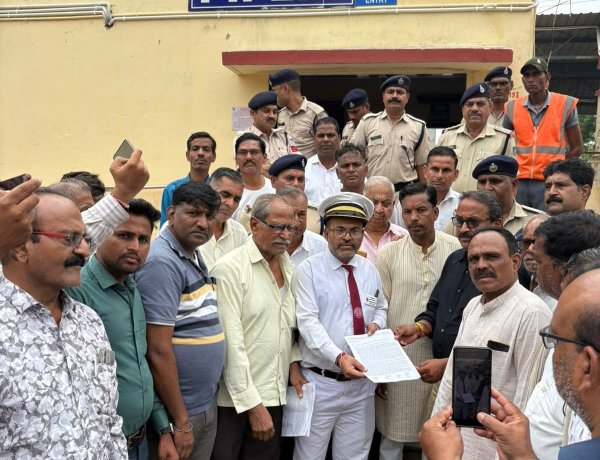 BIG NEWS: पिपलिया स्टेशन पर रेल सुविधाओं को लेकर फूटा आक्रोश, हनुमान चालीसा पाठ के बाद रेलवे को चेतावनी—‘मांगें नहीं मानीं तो आंदोलन होगा और बड़ा’, पढ़े खबर