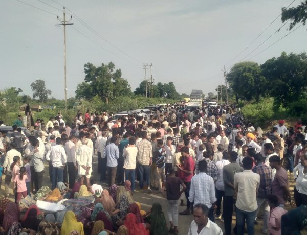 BIG NEWS: एक टक्कर… एक मौत और फिर सड़क पर उतर आया गुस्सा! युवक की मौत के बाद शव लेकर हाईवे पर पहुंचे परिजन, 25 लाख और नौकरी की मांग से गरमाया रामपुरा, पढ़े खबर