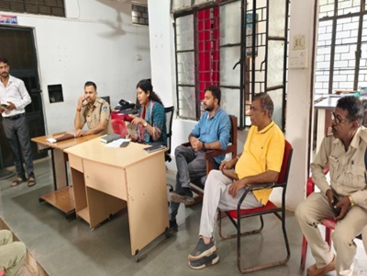 NEWS: 40वें मोहर्रम पर्व को लेकर प्रशासन अलर्ट, रामपुरा थाना परिसर में शांति समिति की बैठक संपन्न; सौहार्द और भाईचारे के साथ त्योहार मनाने की अपील, पढ़े खबर