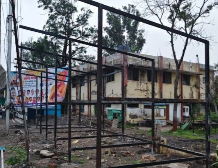 BIG NEWS: नागदा नपा की जमीन पर चद्दरों की ‘दुकानदारी’! अधिकारियों की नाक के नीचे 5 शेड खड़े, बोले—हमें पता ही नहीं, पढ़े खबर