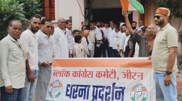 BIG NEWS: रसोई गैस के बढ़ते दामों पर जीरन में कांग्रेस का हल्लाबोल, सड़क पर उतरे कार्यकर्ता, सिलेंडर को माला पहनाकर जताया आक्रोश, पढ़े खबर
