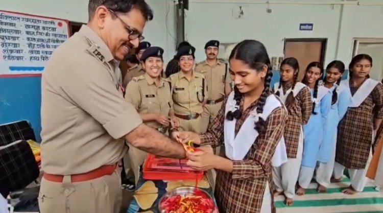 BREAKING NEWS: ‘सृजन संवाद’ में राखी का धागा बना सुरक्षा का वादा, नीमच SP राजेश व्यास की मौजूदगी में छात्राओं ने बांधा रक्षासूत्र, बोले—हर वक्त बेटियों के साथ खड़ी है पुलिस, पढ़े खबर