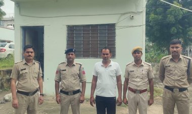 POLICE ACTION: 7 साल की फरारी और 5 हजार का इनाम... दो राज्यों की पुलिस ने ऐसे बिछाया जाल, फिर घेराबंदी कर किया गिरफ्तार,पढ़े खबर