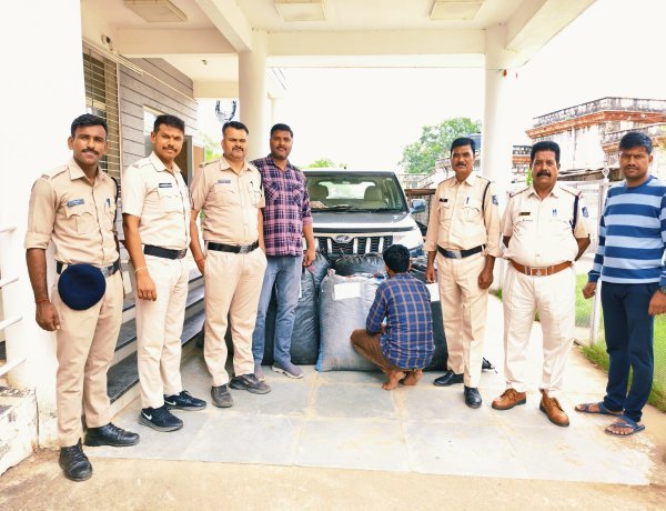 ​BIG CRIME BUST: आधी रात को MP-राजस्थान बॉर्डर पर रतनगढ़ पुलिस की घेराबंदी... जंगल की तरफ भागा एक शख्स, दूसरा मौके पर ही पकड़ाया! जब खुली बोलेरो नियो तो उड़ गए होश, आखिर 7 रहस्यमयी कट्टों का क्या है सच? पढ़ें पूरी खबर...