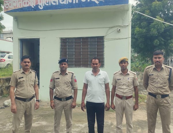 POLICE ACTION: 7 साल की फरारी और 5 हजार का इनाम... दो राज्यों की पुलिस ने ऐसे बिछाया जाल, फिर घेराबंदी कर किया गिरफ्तार,पढ़े खबर