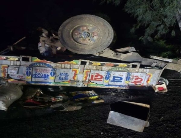 BREAKING NEWS: नीमच-महू हाईवे पर आधी रात मौत का मंजर… तेज रफ्तार ट्रक की टक्कर से मजदूरों से भरी ट्रैक्टर-ट्रॉली पलटी, महिला-मासूम समेत 2 की मौत, कई घायल, पढ़े खबर