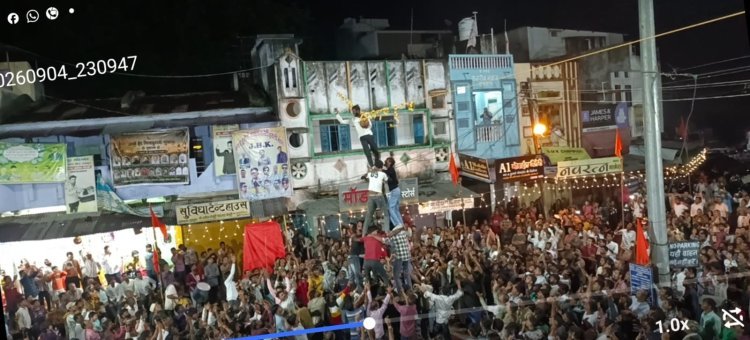 NEWS: आधी रात गूंजा ‘जय कन्हैया लाल की’... 21 फीट ऊंची मटकी पर चढ़े गोविंदा, कचुमुरिया भोई समाज ने मारी बाजी, पढ़े खबर