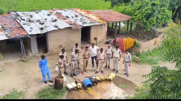 BIG NEWS: अफजलपुर में शराब के अवैध अड्डों पर पुलिस का शिकंजा, ताबड़तोड़ छापेमारी में 200 लीटर लहान व भट्टी ध्वस्त, 42 लीटर महुआ शराब जब्त, 4 आरोपी दबोचे, पढ़े खबर