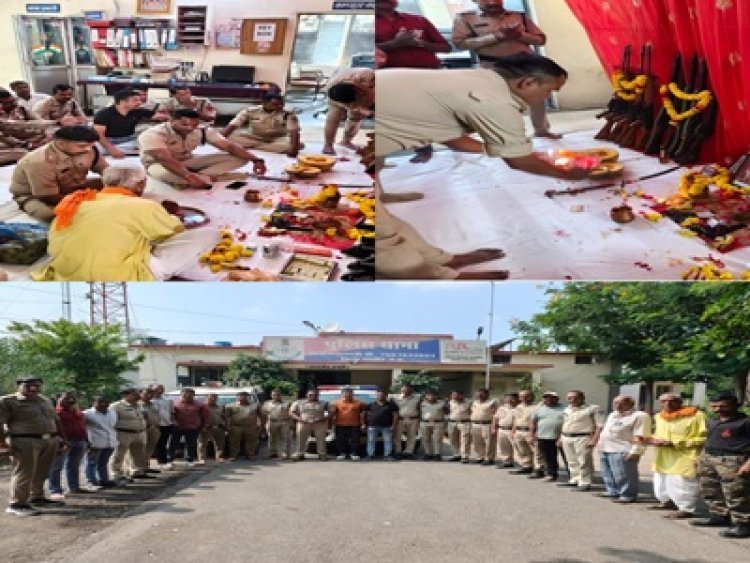 NEWS: विजयदशमी पर पिपलियामंडी थाने में गूंजा परंपरा का गौरव, थाना प्रभारी विक्रम सिंह इवने सहित पुलिस बल ने किया शस्त्र पूजन, पढ़े खबर